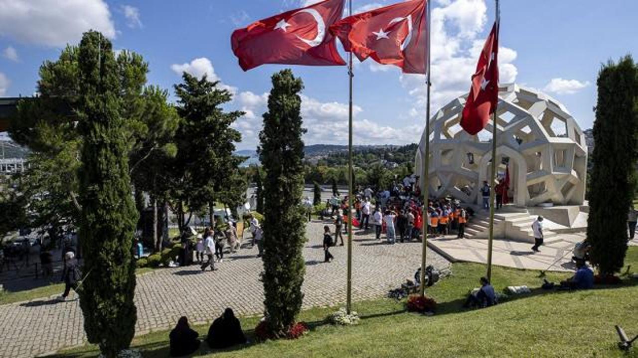 15 Temmuz Şehitleri Anma Yürüyüşü kapsamında Zincirlikuyu'dan 15 Temmuz Şehitliği'ne yürüyen vatandaşlar.