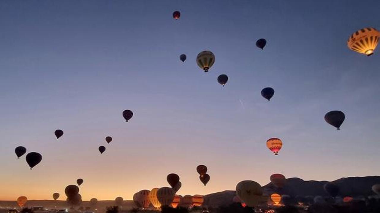 Türkiye haritası üzerinde turizm ikonları ile dolu bir görsel.
