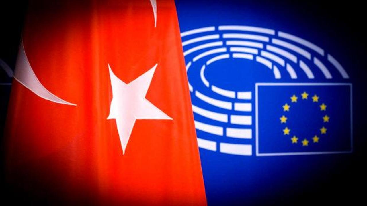 Milli Savunma Bakanı Yaşar Güler, KKTC'de askerlere hitap ediyor.