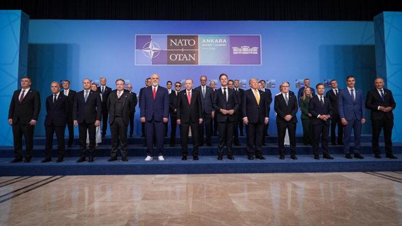 Türkiye bayrağı ve NATO bayrağının yan yana durduğu bir görüntü.