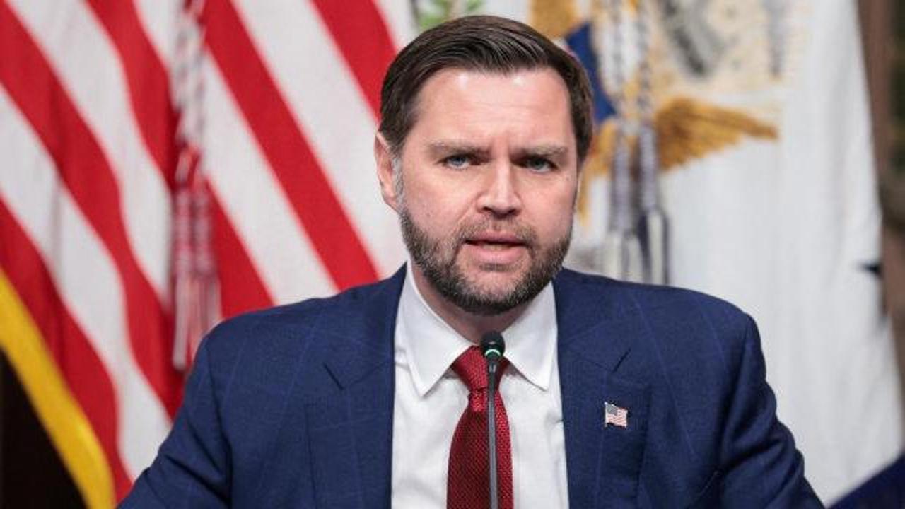 ABD'li Senatör J.D. Vance konuşma yaparken