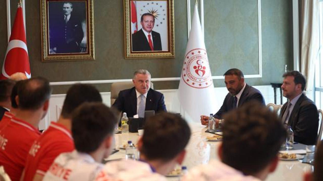 Gençlik ve Spor Bakanı Osman Aşkın Bak, şampiyon olan TVF Spor Lisesi Erkek Voleybol Takımı ile birlikte.