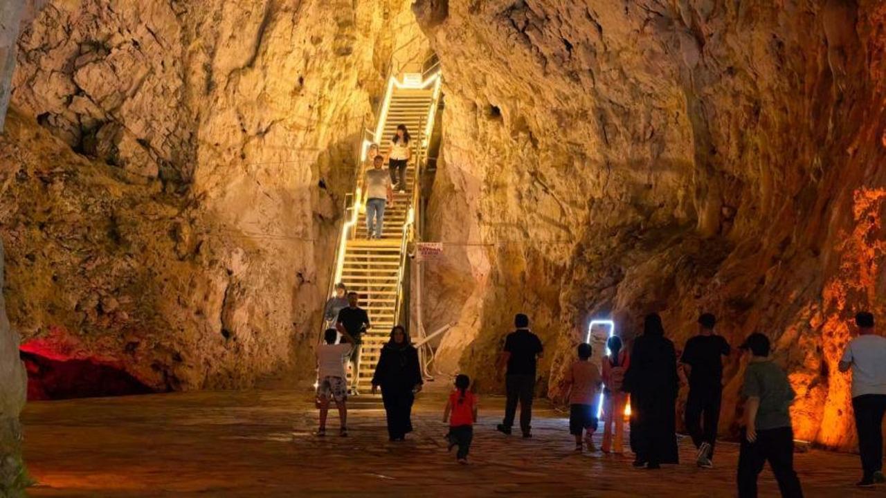 Antalya Akseki'de bulunan ve yazın serin, kışın ılık olan 3 milyon yıllık Oyuk Mağarası'nın iç görünümü.