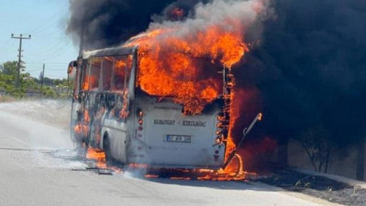 Manavgat'ta alev alan yolcu midibüsü