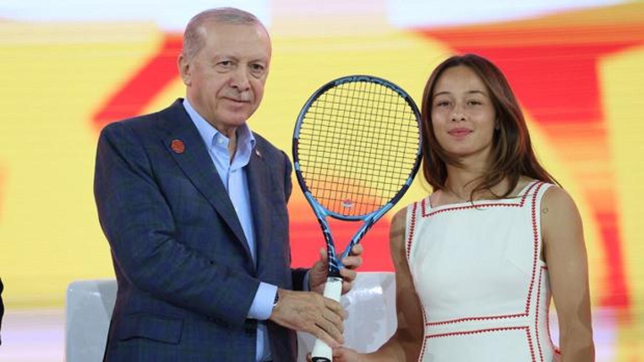 Milli tenisçi Zeynep Sönmez'in kortta tenis oynarken çekilmiş bir fotoğrafı.