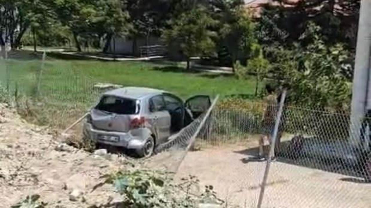 Antalya-Mersin yolunda zincirleme kazada bir otomobilin enstitü bahçesine düştüğü kaza yeri