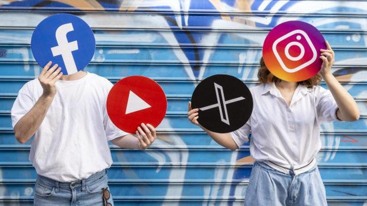 Almanya'da bir grup çocuğun tablet ve telefonlarla meşgul olduğu görsel.