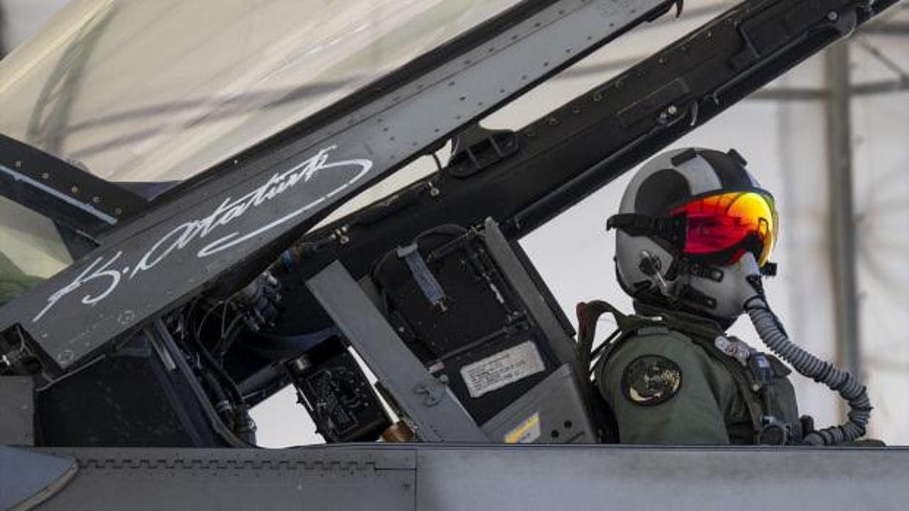 Türk F-16 savaş uçakları havada uçarken
