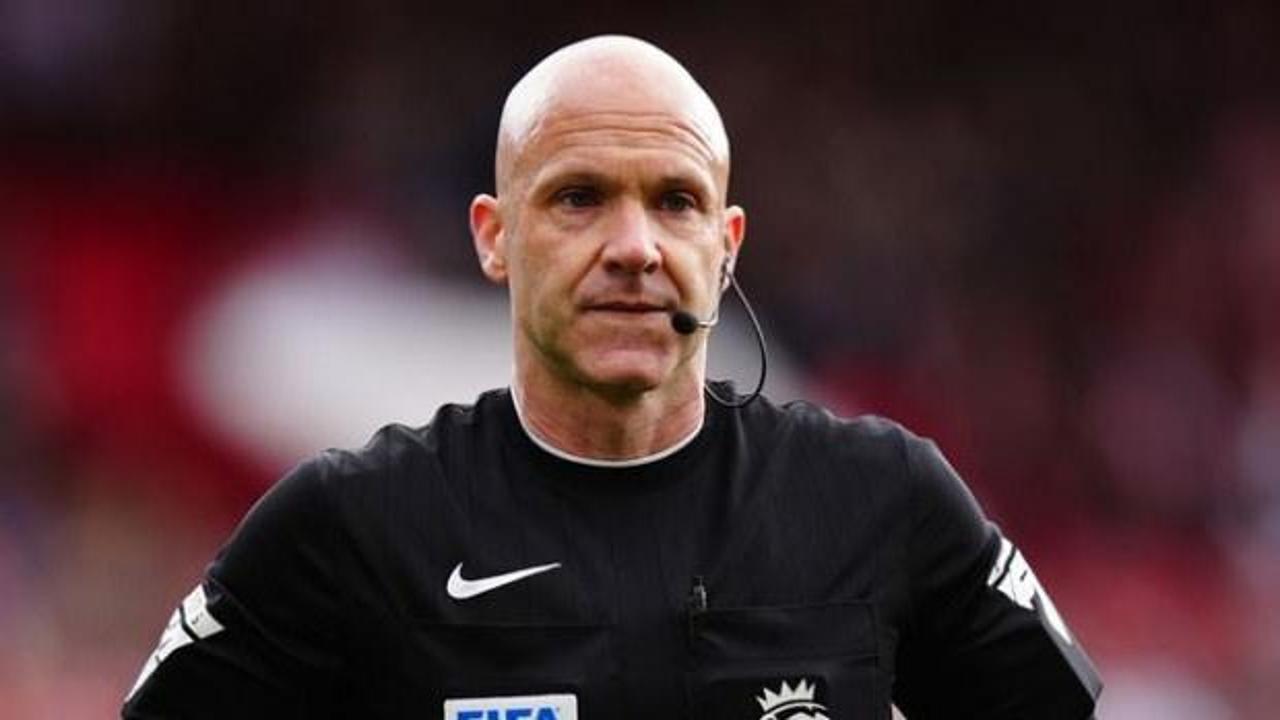 Anthony Taylor maç yönetirken