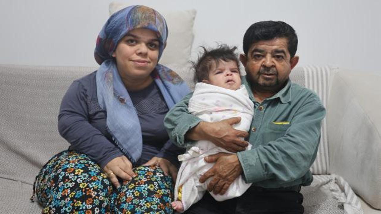 Hatay'da 21 yıl sonra kavuşan ve bebek sahibi olan cücelik hastası çift.
