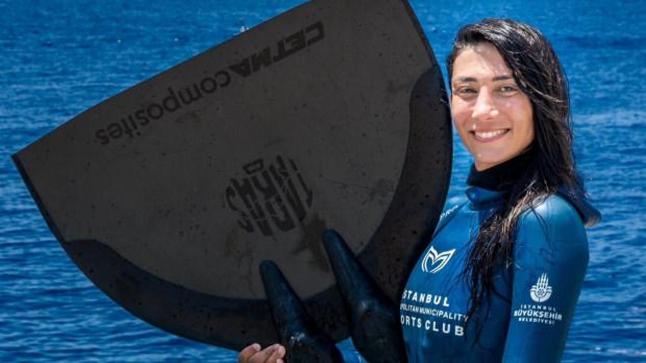 Fatma Uruk'un CMAS Dünya Kupası'nda şampiyon olduğu anı gösteren görsel.