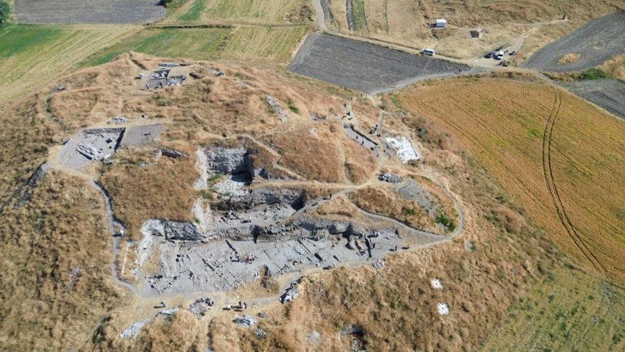Şanlıurfa'daki Çadır Höyük'te yürütülen arkeolojik kazılardan bir görünüm.