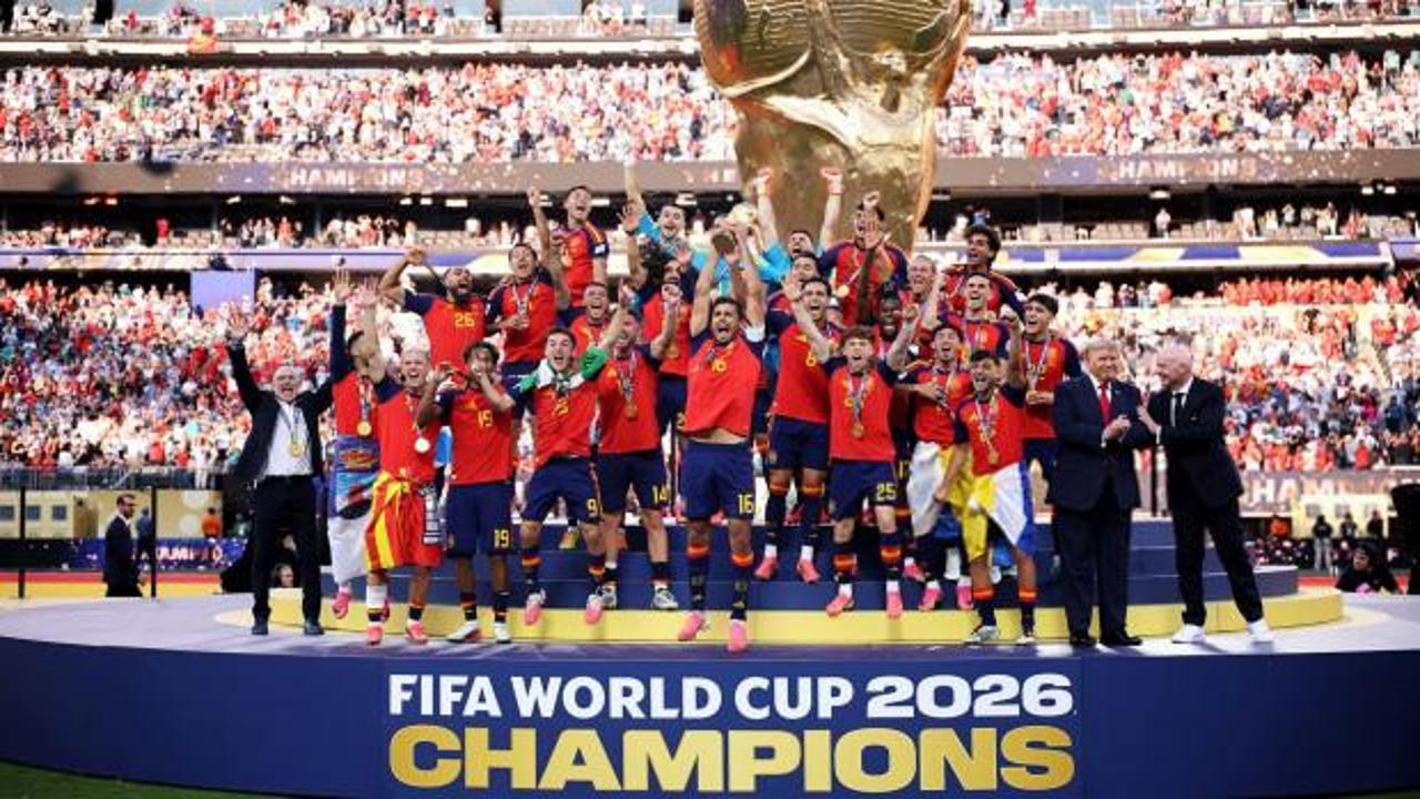 2026 FIFA Dünya Kupası şampiyonluk kupasıyla İspanya Milli Takımı oyuncuları