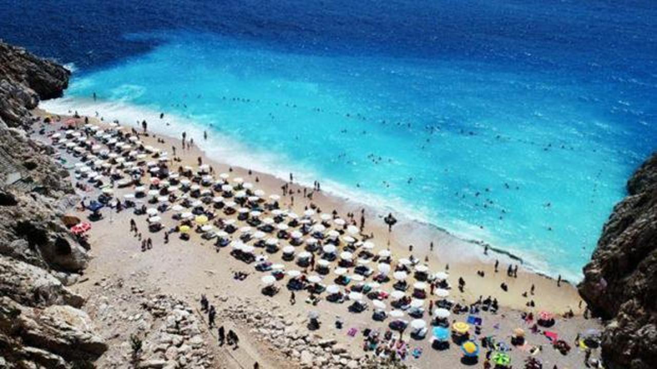 Yargıtay kararı sonrası plajda denize giren vatandaşlar