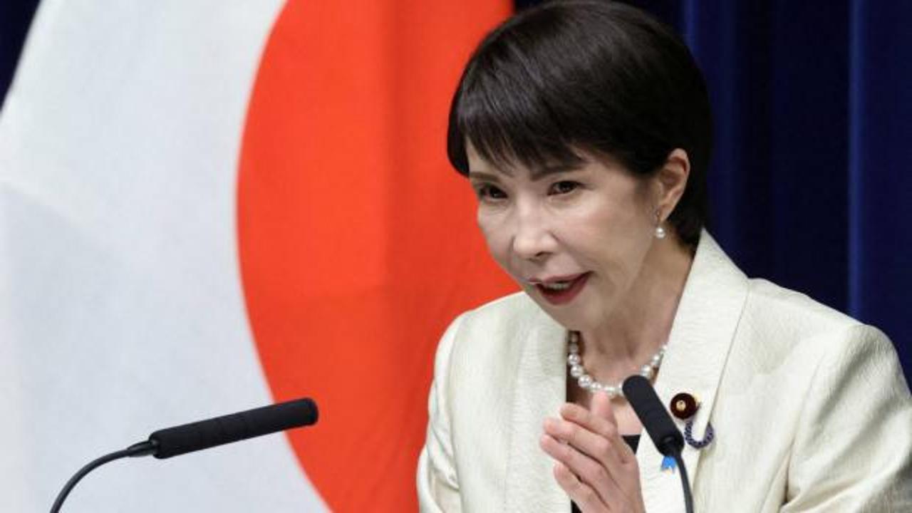 Japonya Başbakanı Sanae Takaichi'nin çalışma masası.