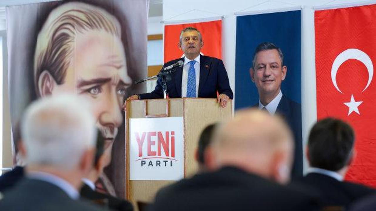 Yeni Parti'nin kuruluşuyla ilgili gelişmeleri aktaran bir gazeteci