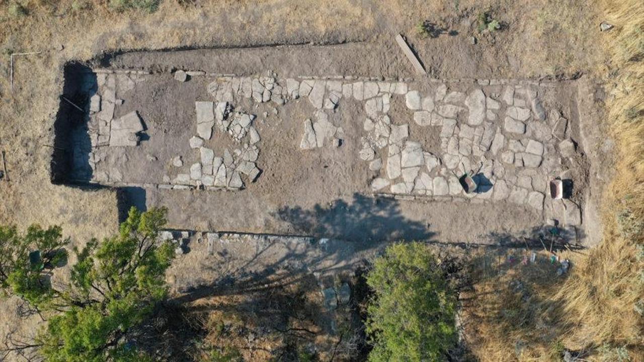 Troya antik kentinde kazı çalışmaları sırasında bulunan deprem izleri