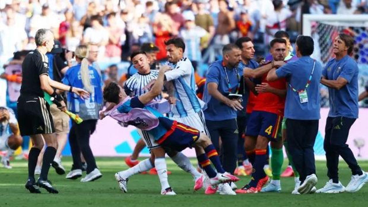 FIFA 2026 Dünya Kupası finalinde Arjantinli oyuncu Leandro Paredes'in İspanyol oyunculara müdahalesi.