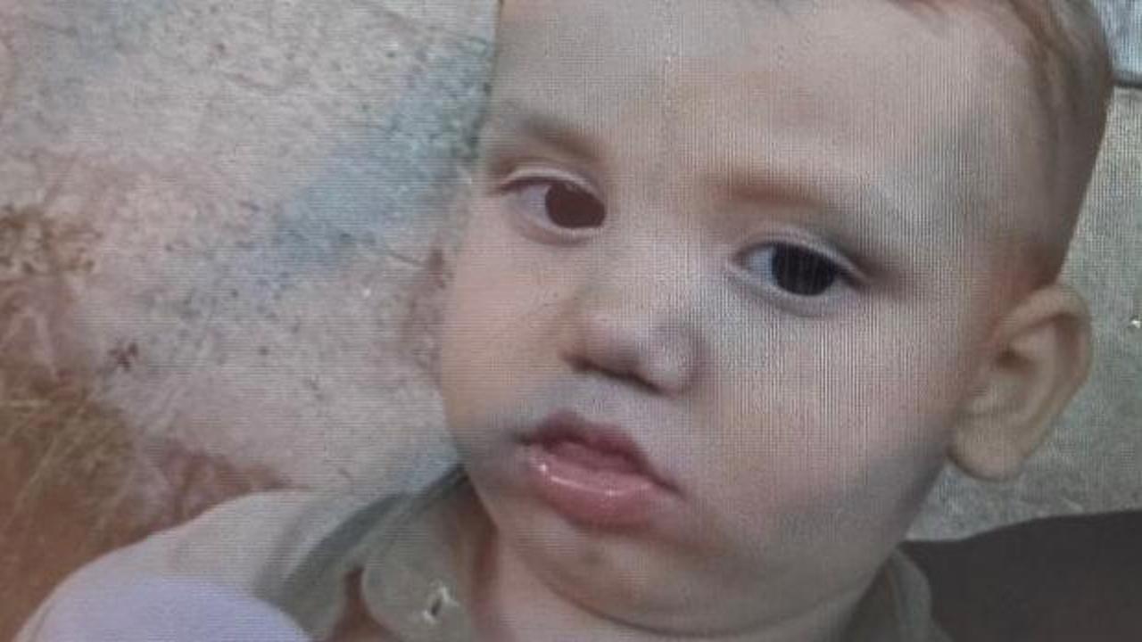 Acı &ouml;l&uuml;m: Seyir halindeki ara&ccedil;tan d&uuml;şen 2 yaşındaki bebek, başka aracın altında kaldı!
