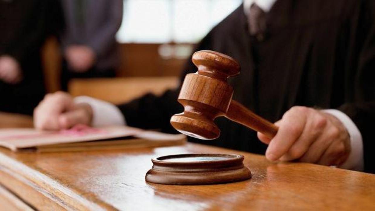 Adliye binası önünde adli tatil dönemi