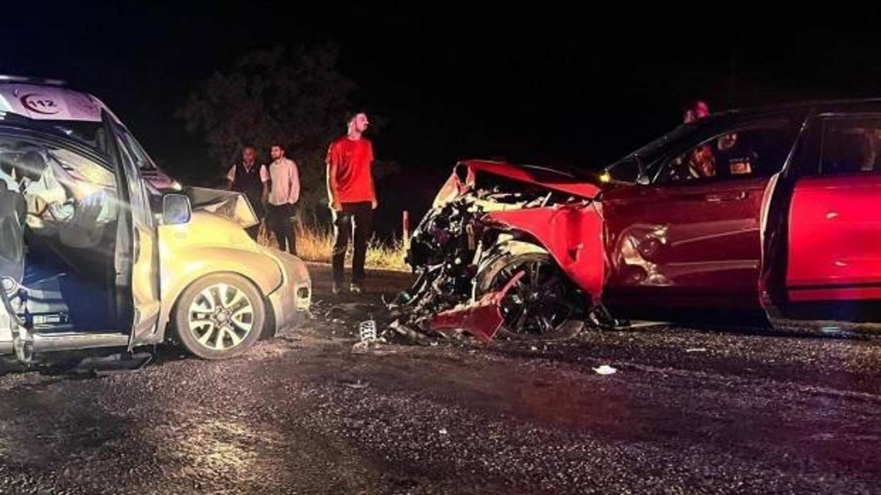 Afyonkarahisar'da hafif ticari araç ile otomobilin çarpıştığı kaza yerinden görüntü.
