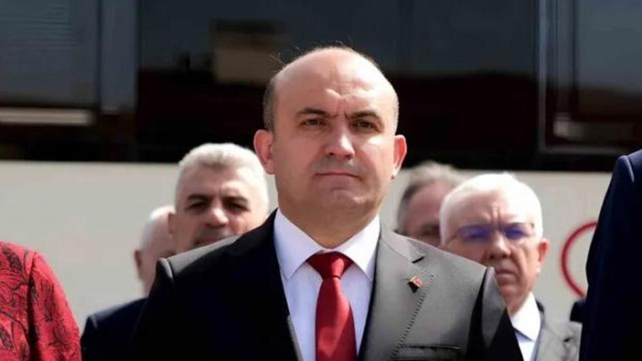 AK Parti İl Başkanı Gürhan Albayrak, Porsuk Çayı'ndaki kirlilikle ilgili açıklama yapıyor.