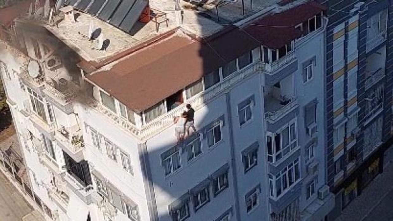 Antalya'da bir apartmanın teras katında çıkan yangın itfaiye ekiplerinin müdahalesiyle söndürüldü.