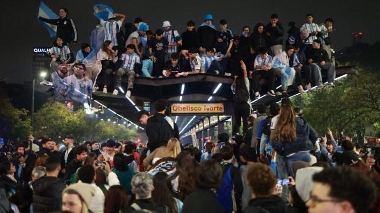 Arjantinli taraftarların Dünya Kupası finalini izlediği kalabalık.
