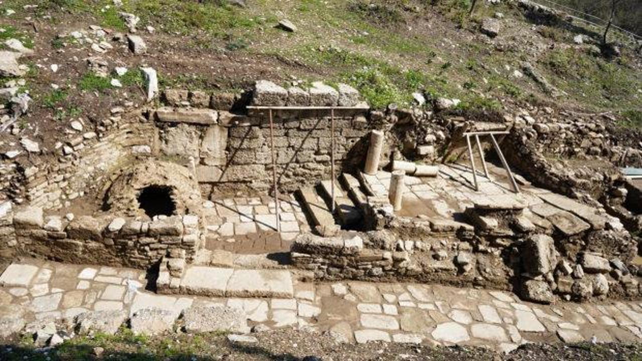 Antalya Aspendos Antik Kenti'nde bulunan 2 bin yıllık Roma dönemine ait mozaik görüntüsü.