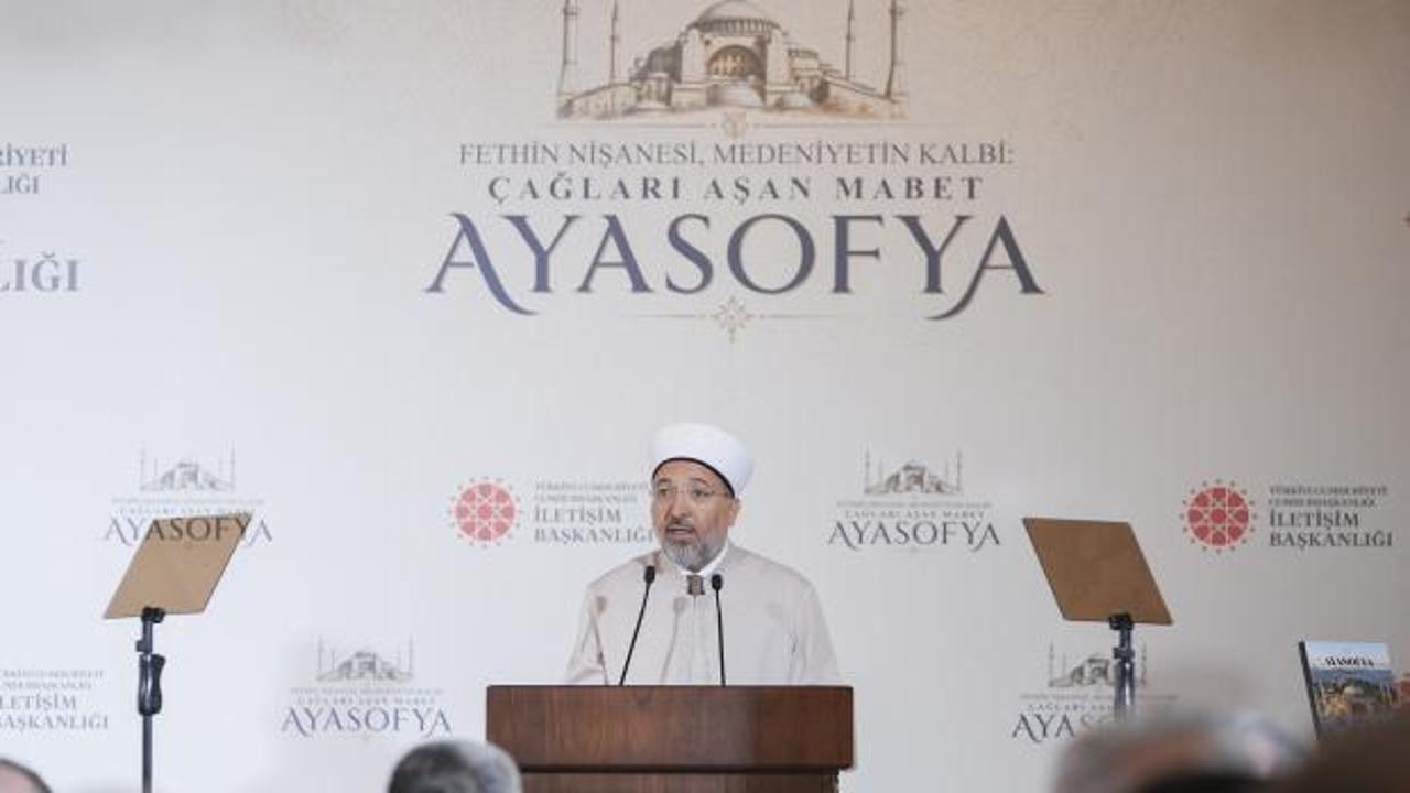 Diyanet İşleri Başkanı Ali Erbaş, Türkiye Uluslararası İslam, Bilim ve Teknoloji Üniversitesinde düzenlenen bir programda konuşma yaparken çekilmiş bir fotoğraf.