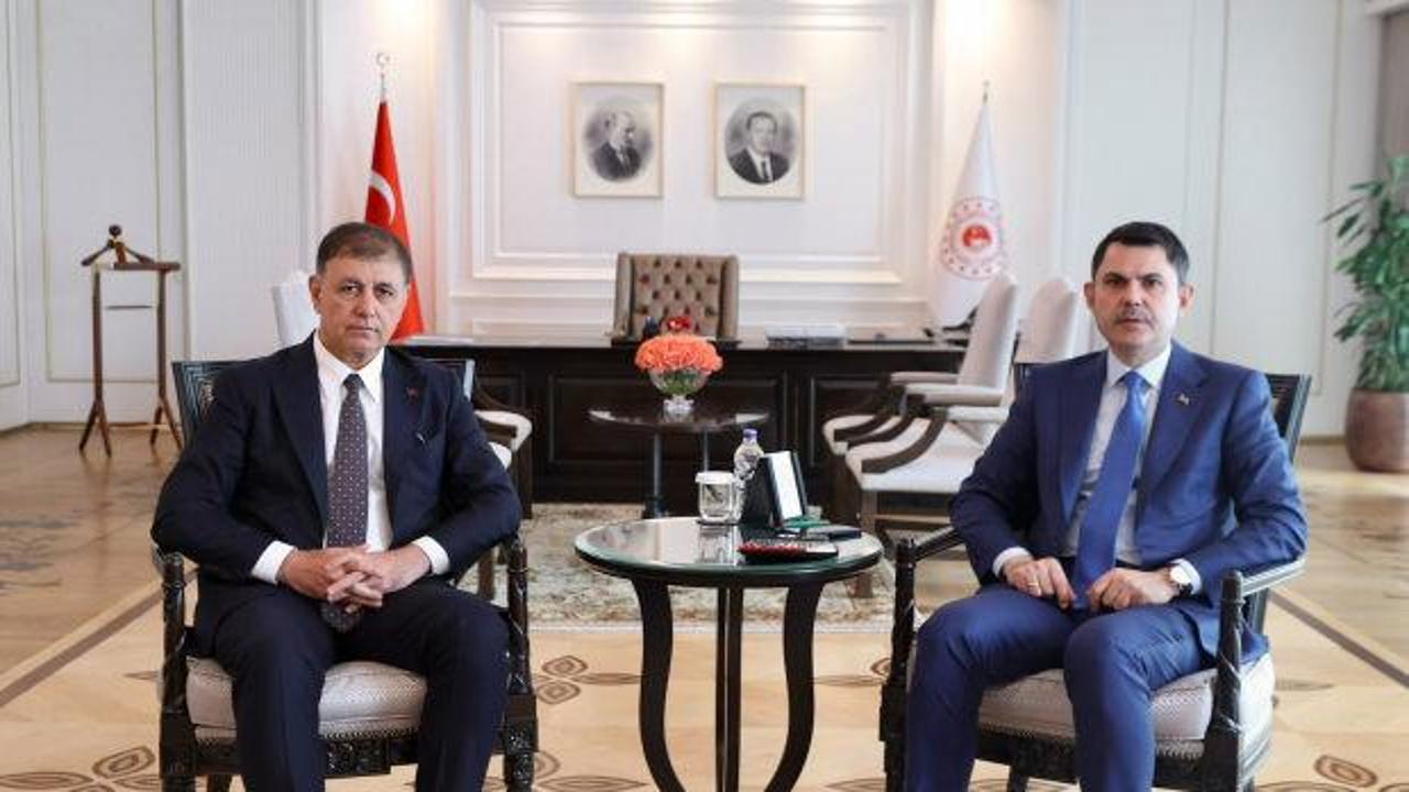 Çevre, Şehircilik ve İklim Değişikliği Bakanı Murat Kurum ve İzmir Büyükşehir Belediye Başkanı Cemil Tugay'ın makamda tokalaşırken çekilmiş fotoğrafı.