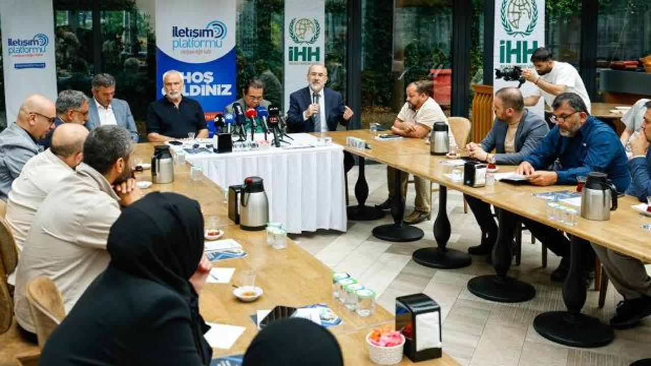 Bangsamoro Lideri Hacı Murad İbrahim İstanbul'da bir kahvaltı programında medya mensuplarıyla sohbet ediyor.