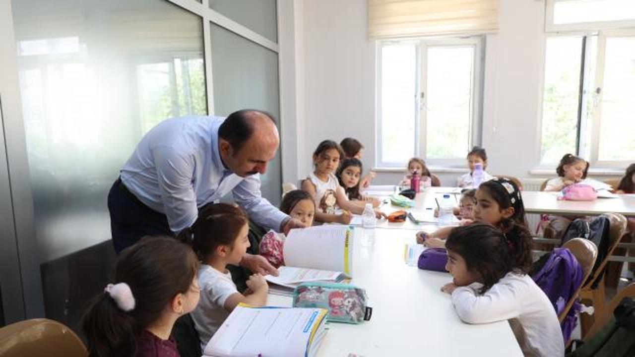 Konya Büyükşehir Belediye Başkanı Uğur İbrahim Altay, yaz kursu öğrencileriyle bir araya geldi