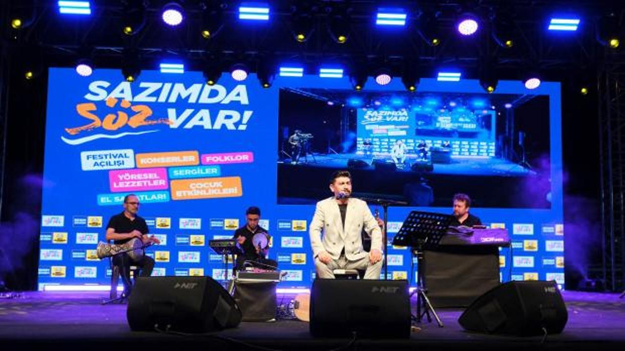 Konya Kültür Günleri kapsamında sahne alan sanatçılar ve izleyiciler.