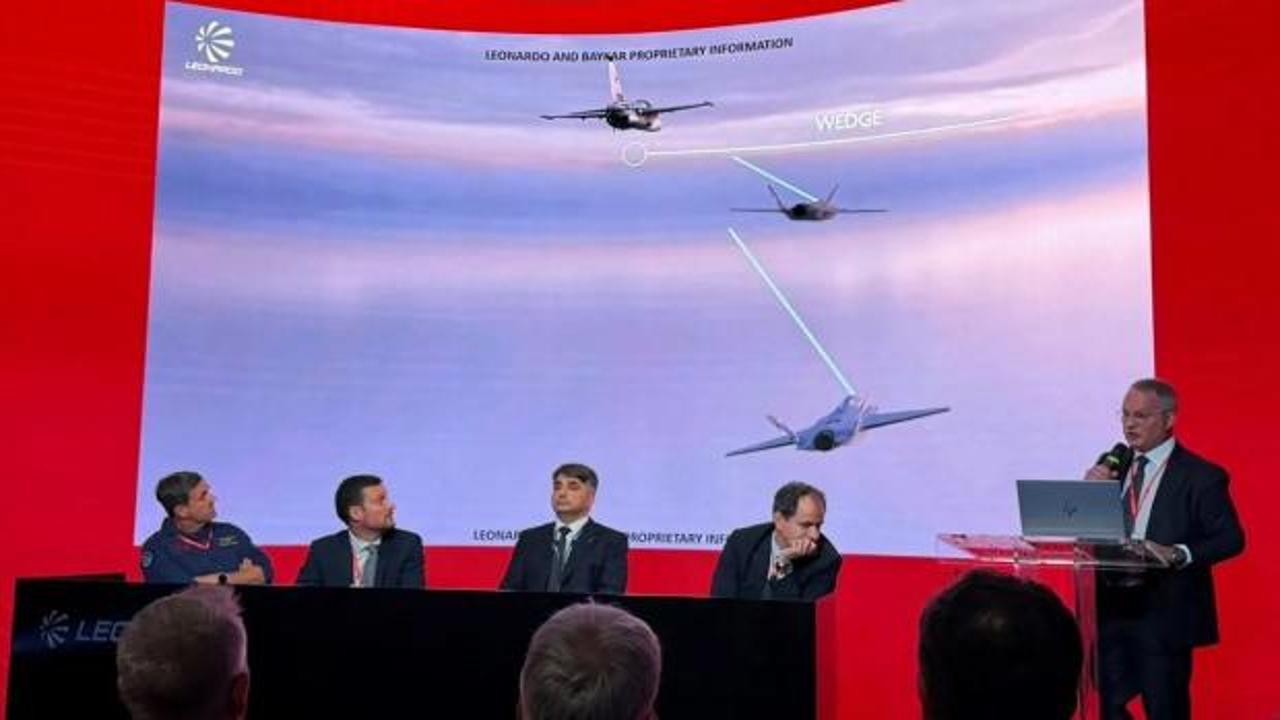 Bayraktar KIZILELMA insansız savaş uçağı ve Leonardo M-346 eğitim uçağının ortak uçuş testi sırasında çekilmiş fotoğrafı.