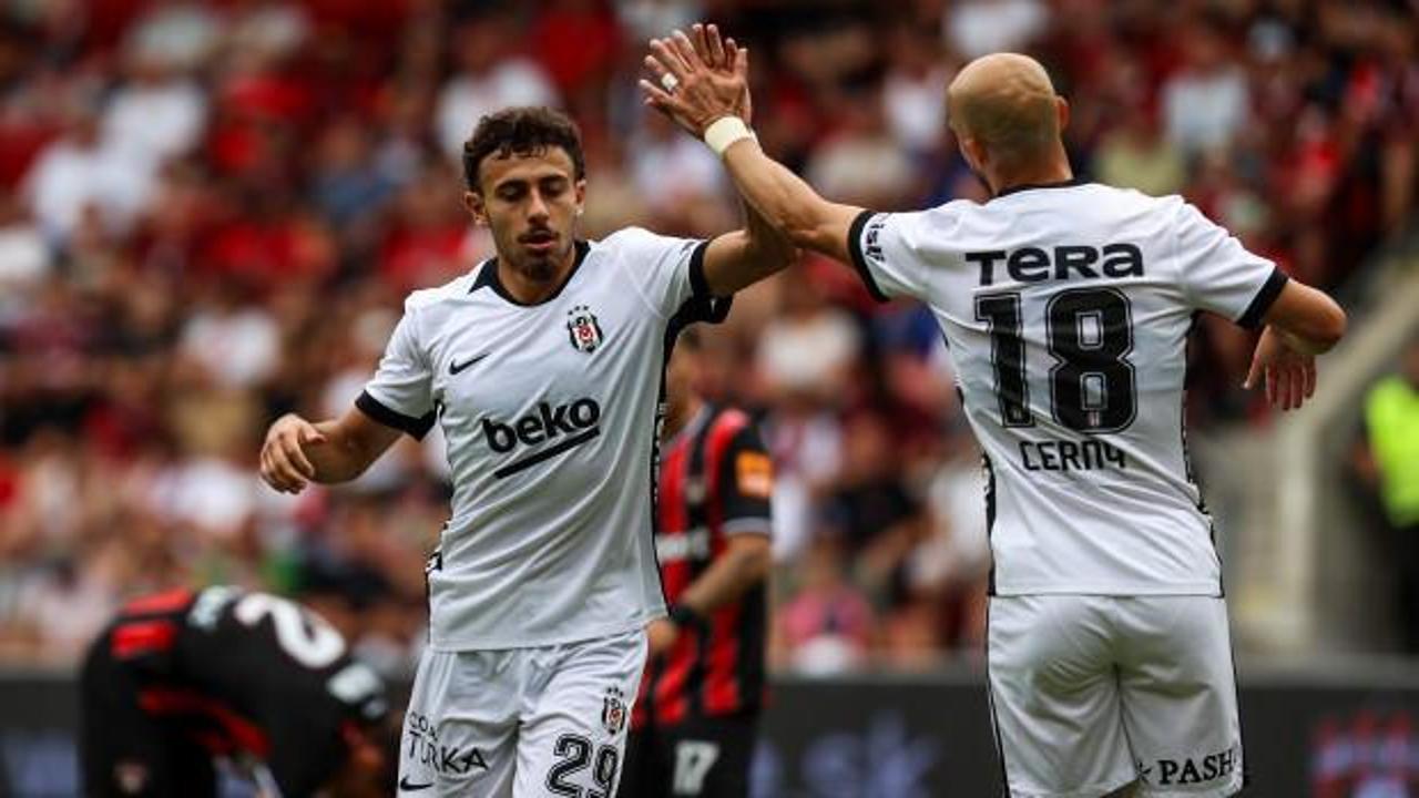 Beşiktaşlı futbolcuların sahaya çıkışını gösteren bir görsel.