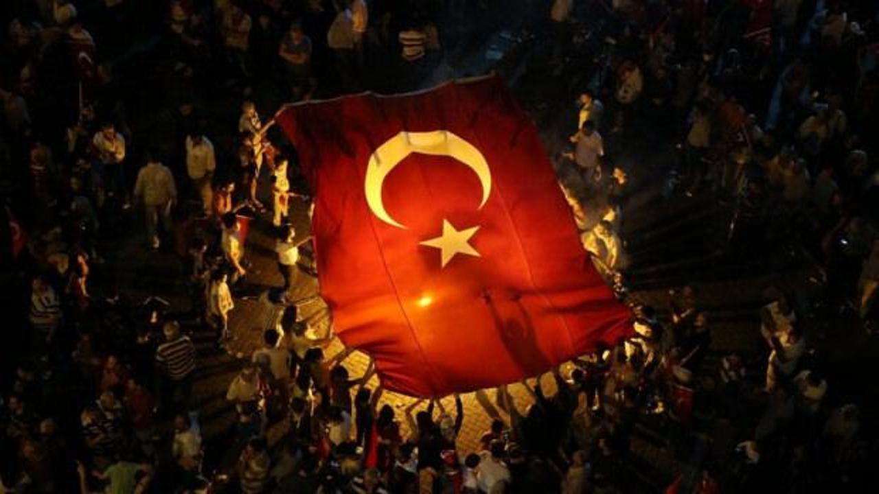 Türk bayrağı ve 15 Temmuz şehitleri anısına yapılan anıta yakın çekim.