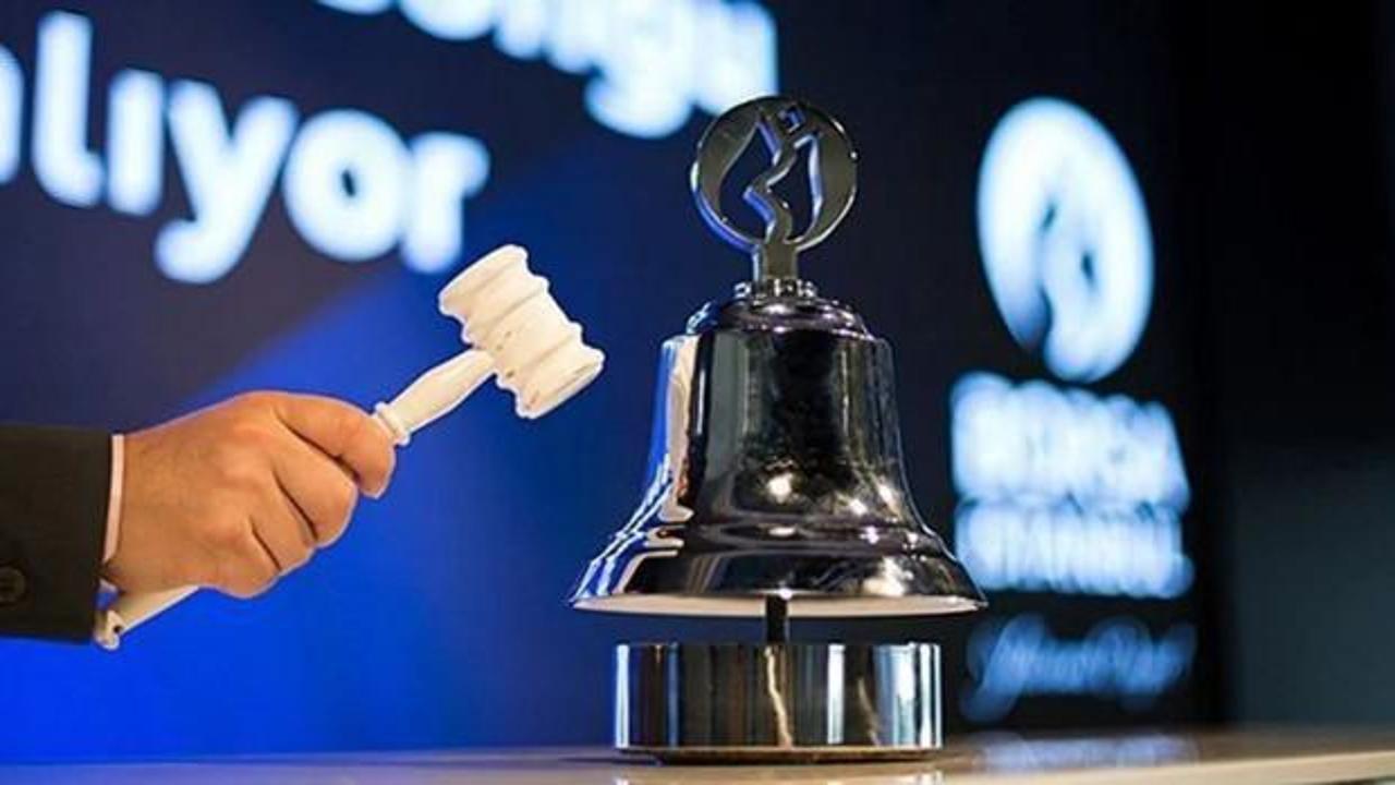 Borsa İstanbul'da halka arz edilen şirketlerin işlem görmeye başlamasını temsil eden grafikler ve borsa binası.