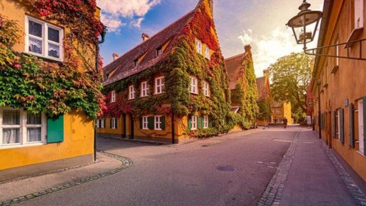 Almanya'da bulunan Fuggerei sosyal konut kompleksinin dış görünüşü.
