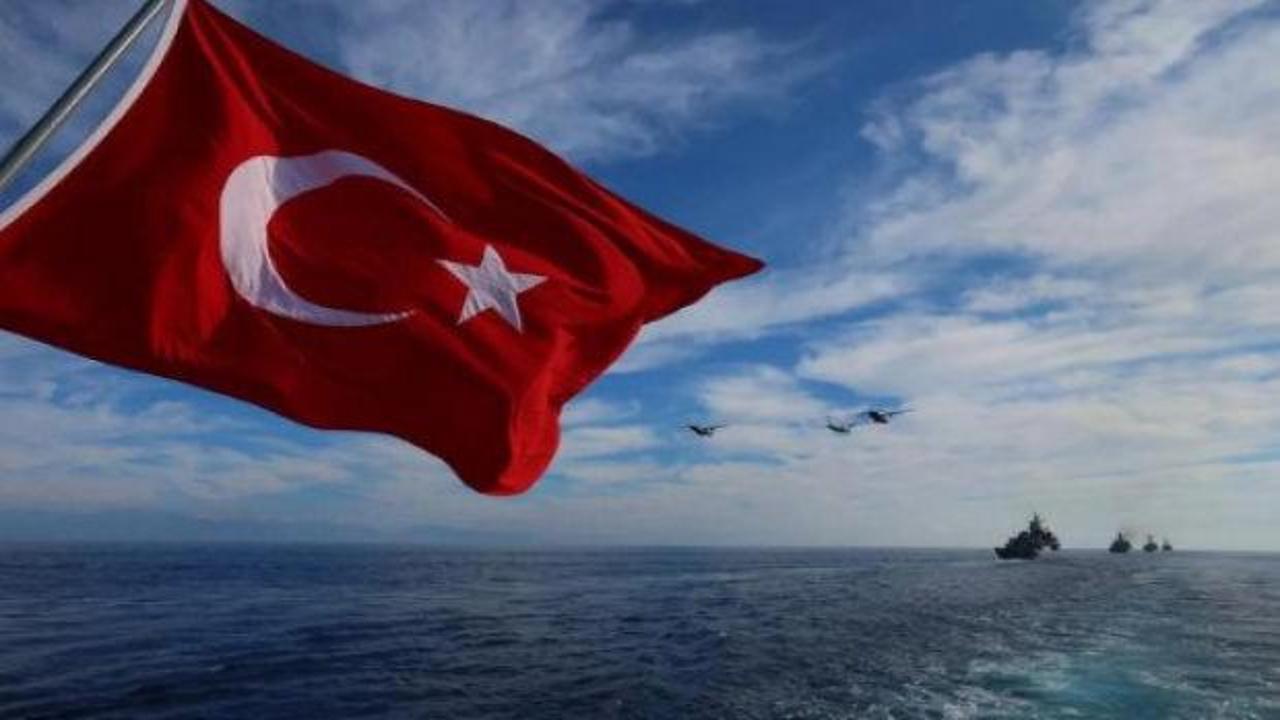 Ege kıyılarında mavi ve beyaz renklerin hakim olduğu bir sokak görüntüsü.