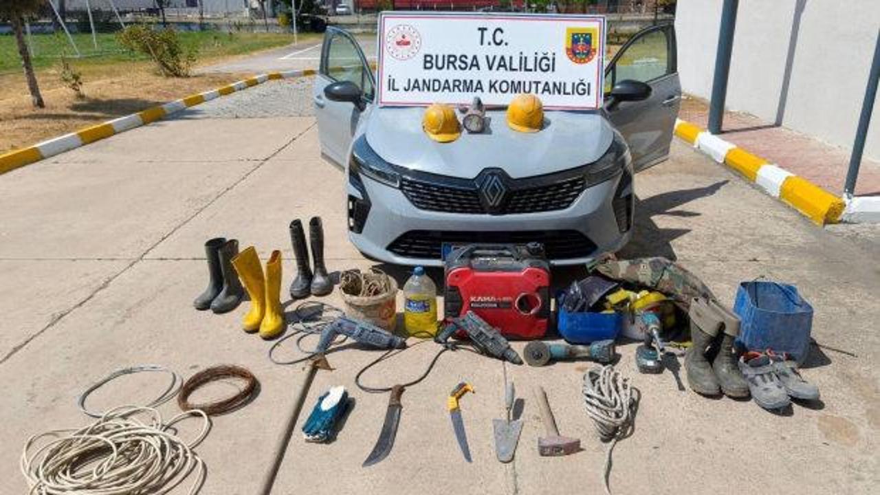 Bursa'da Antik Roma Mezarları sit alanında kaçak kazı yapan şüphelilerin yakalanmasıyla ilgili haber görseli.