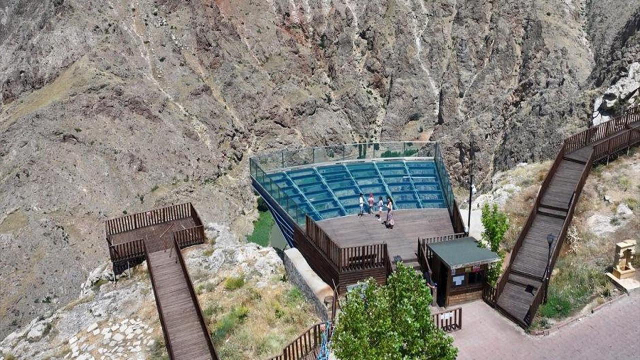 Divriği cam seyir terasından Çaltı Çayı manzarası