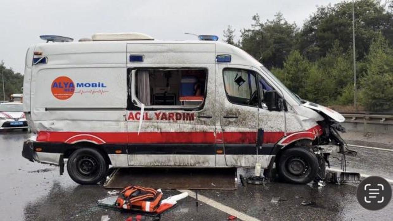 &Ccedil;ekmek&ouml;y&rsquo;de ambulans bariyerlere &ccedil;arparak devrildi