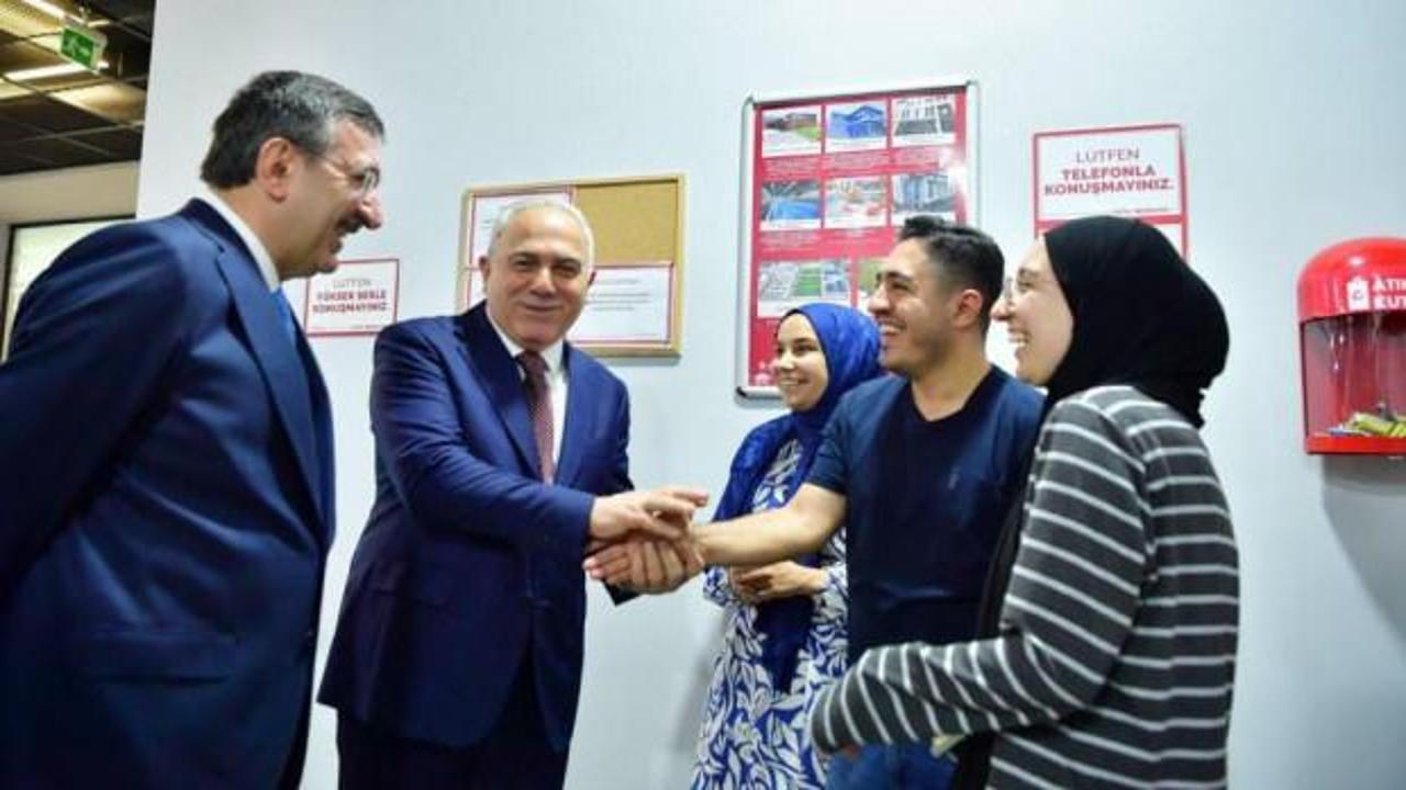 Cumhurbaşkanı Yardımcısı Cevdet Yılmaz Fatih Merkez Kütüphanesi'ni ziyaret ediyor.