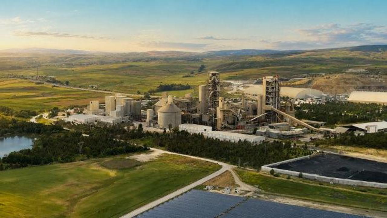 Çimsa Eskişehir Fabrikası'nda kurulan atık ısıdan elektrik üretim tesisi ve güneş panelleri