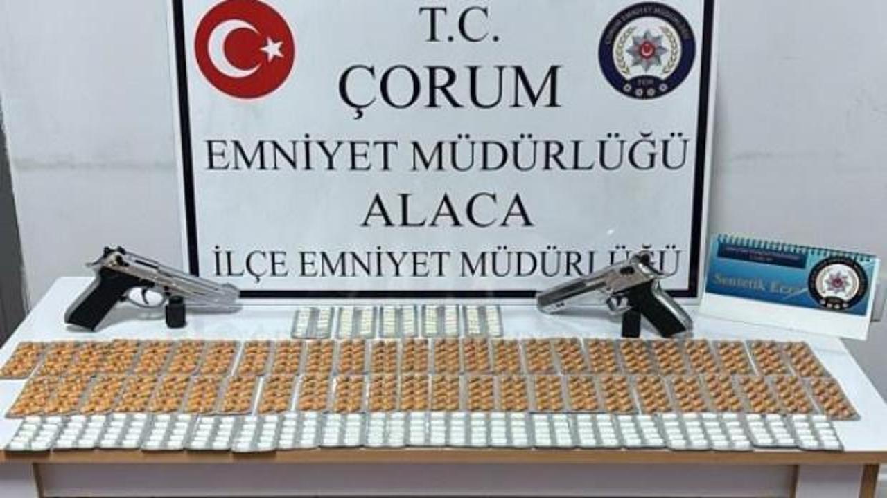 Çorum'da uyuşturucu operasyonu kapsamında polis tarafından ele geçirilen sentetik ecza hapları ve silahlar