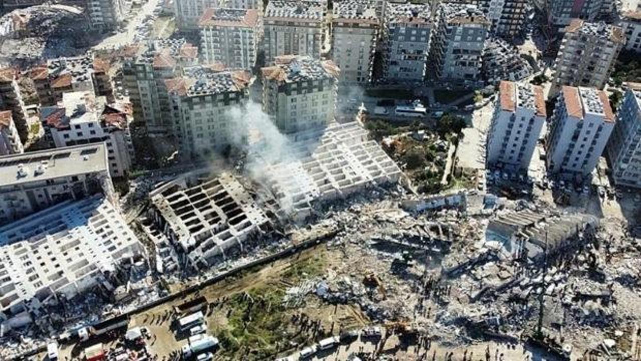 Rönesans Rezidans enkazı ve adalet terazisi sembolü