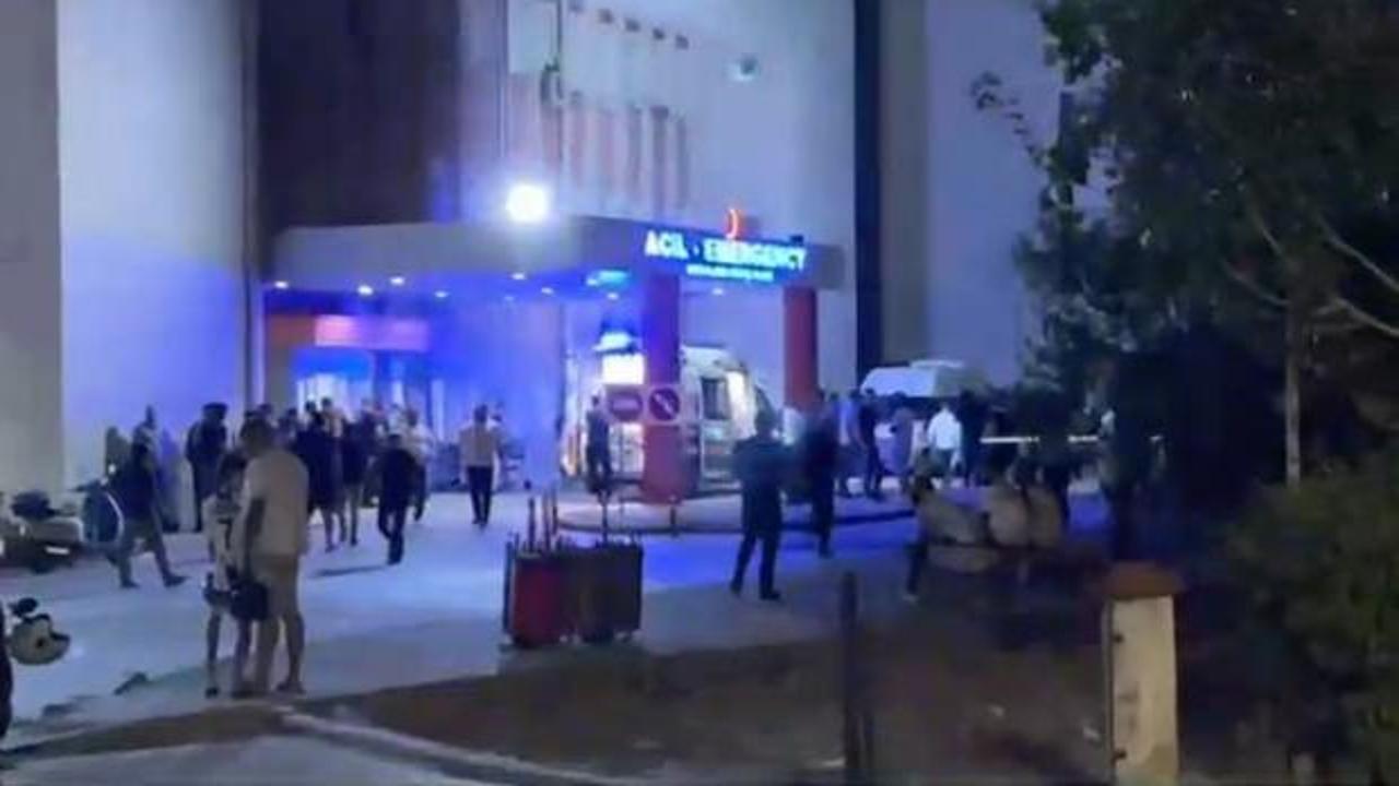 Kemalpaşa'da iki aile arasında çıkan silahlı kavgada yaralananlar ve olay yeri incelemesi yapan polisler.