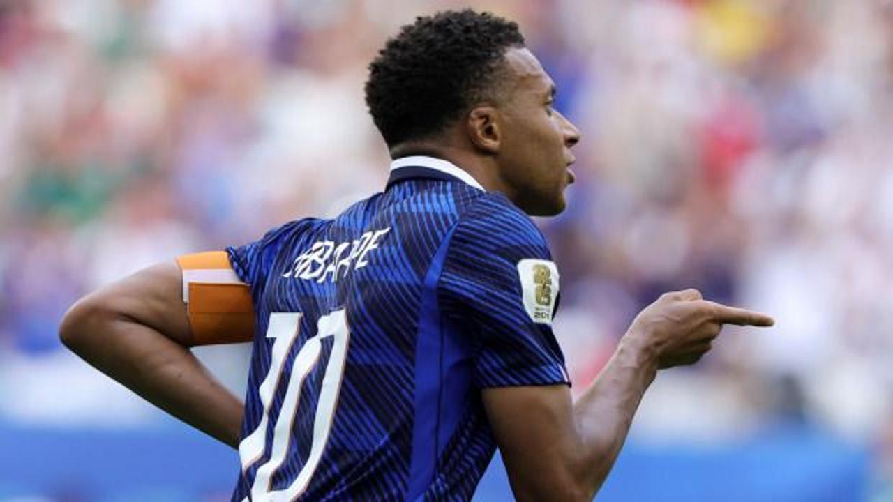 Kylian Mbappe, Dünya Kupası maçında gol sevinci yaşarken