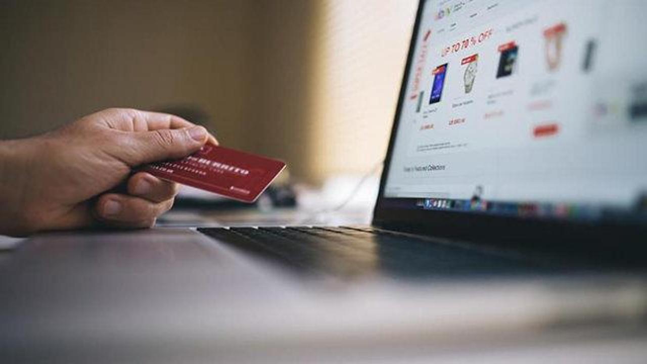 E-ticaret platformunda alışveriş yapan bir kişi görseli.